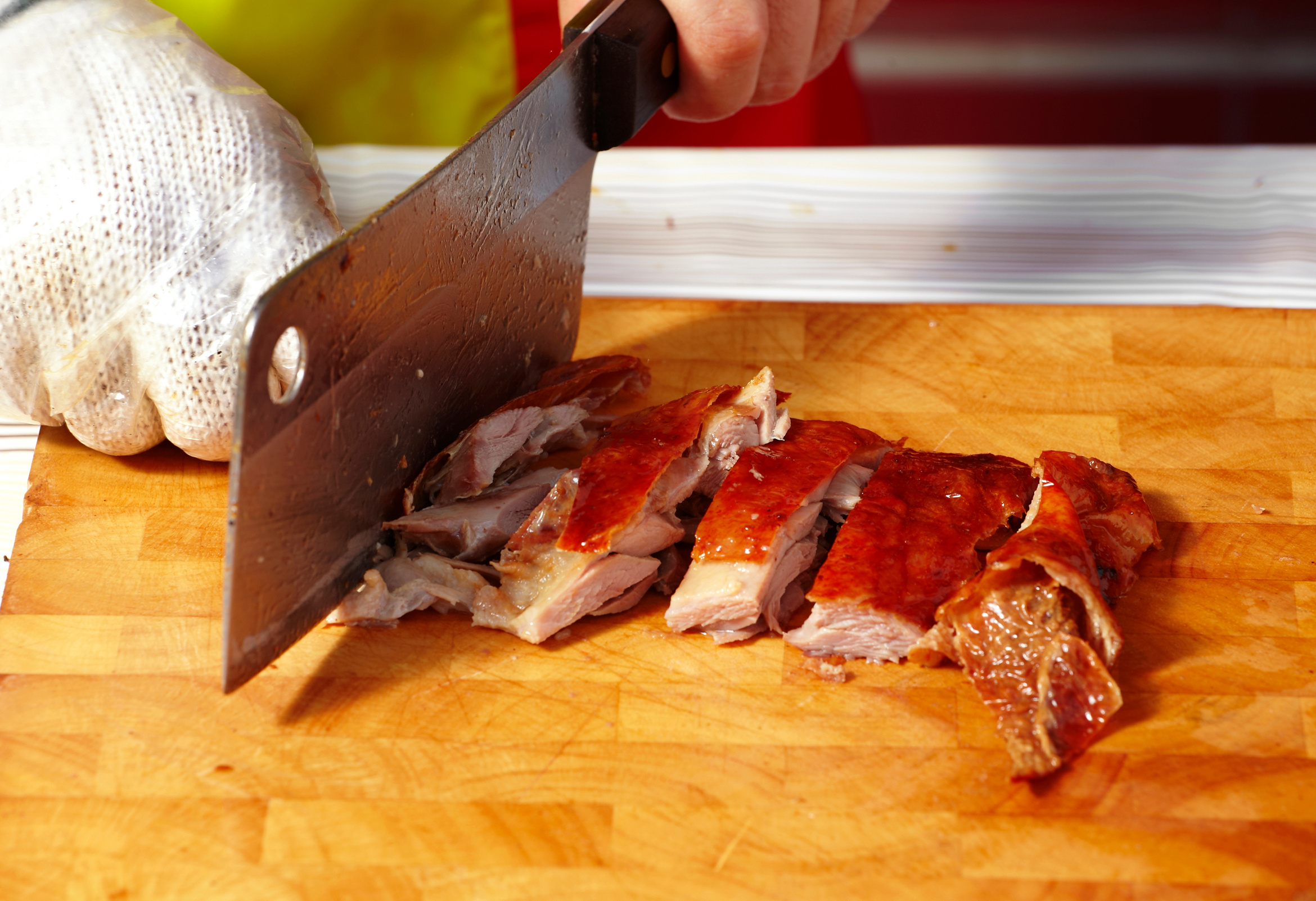 cutting chinese roasted duck